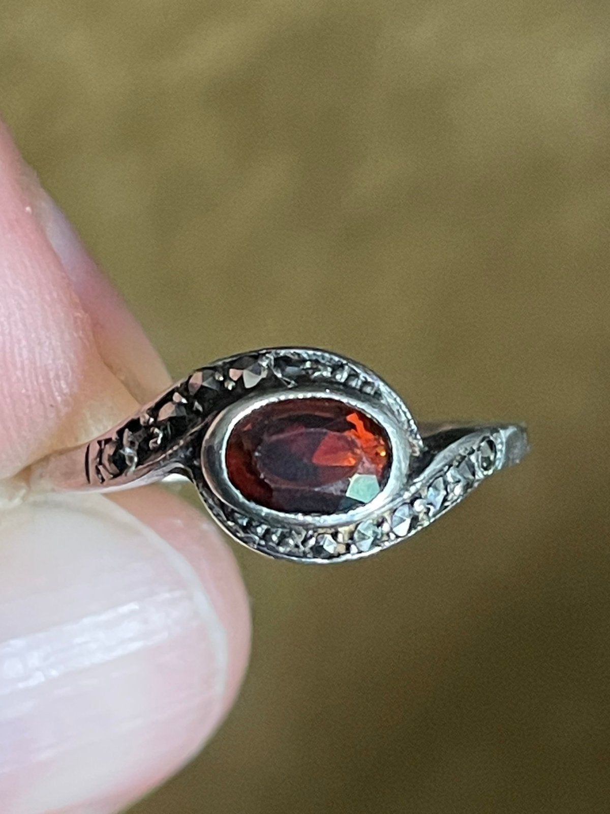 Antiek zilveren ring met granaat en markesietjes, Ophalen of Verzenden, Zilver, Ring
