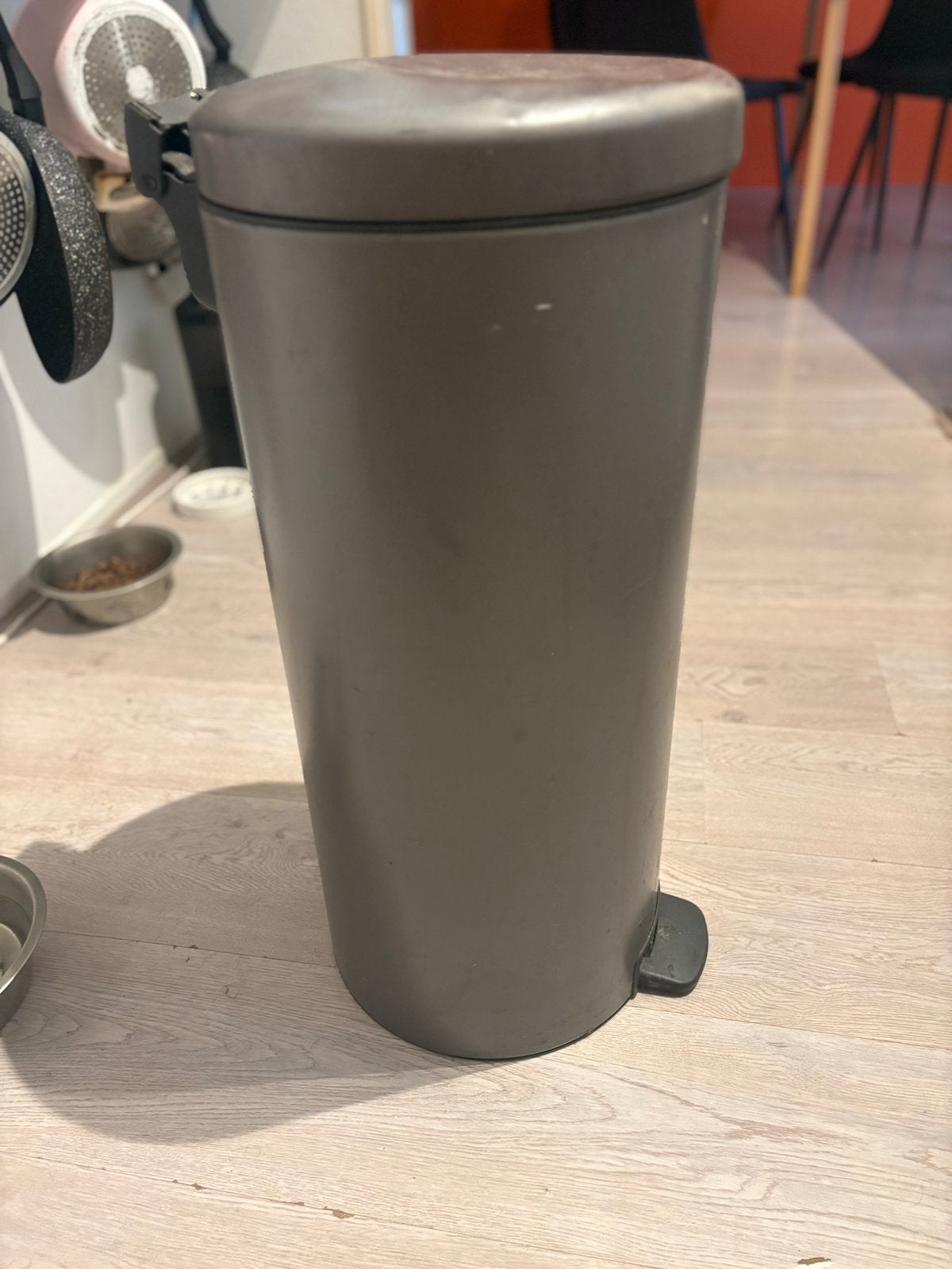 Twee prullenbakken: Brabantia en merkloos (gratis af te hale, Ophalen, Gebruikt, Met pedaal, 40 liter of meer