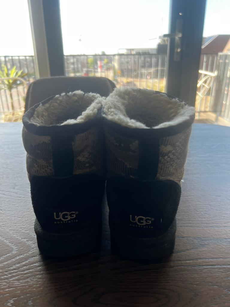 Uggs met leuke print, maat 38, Ophalen of Verzenden, Gedragen, Overige kleuren, Lage of Enkellaarzen