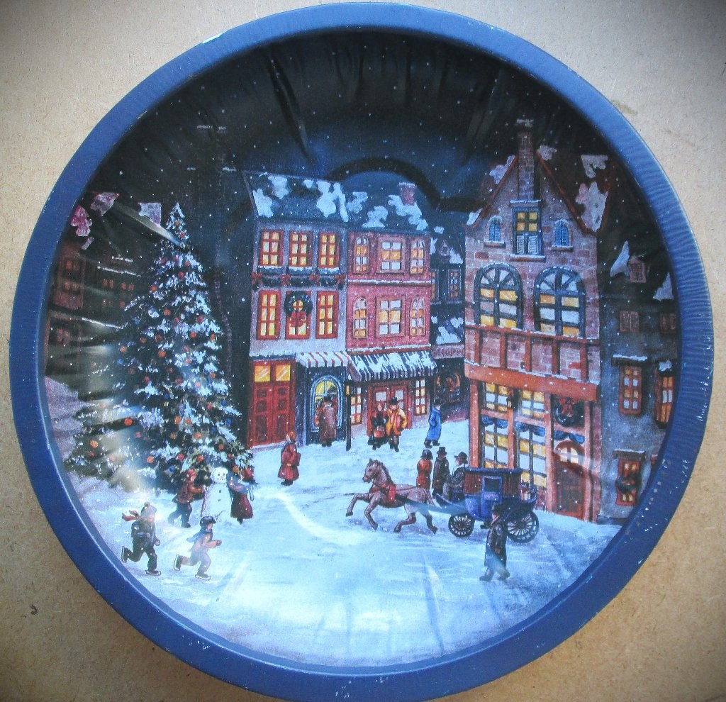 Schaal~Blikken kerstschaal~Afbeelding Engels dorp, Ophalen of Verzenden, Gebruikt