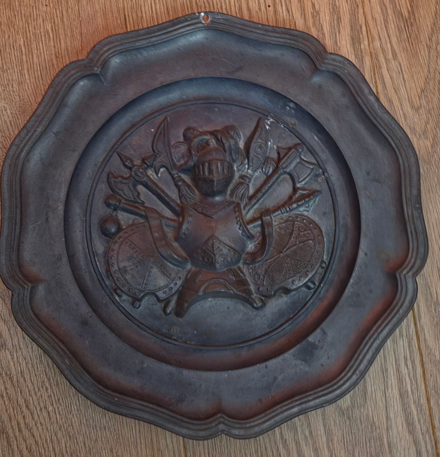 Decoratief Tinnen Wandbord met Middeleeuws Ridderharnas, Antiek en Kunst, Ophalen of Verzenden