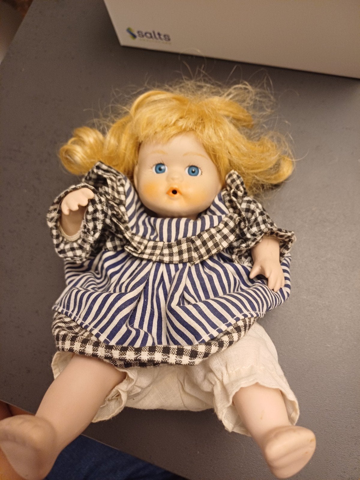 Vintage Babypop met blonde krullen en geruite kleding, Ophalen of Verzenden, Gebruikt, Babypop