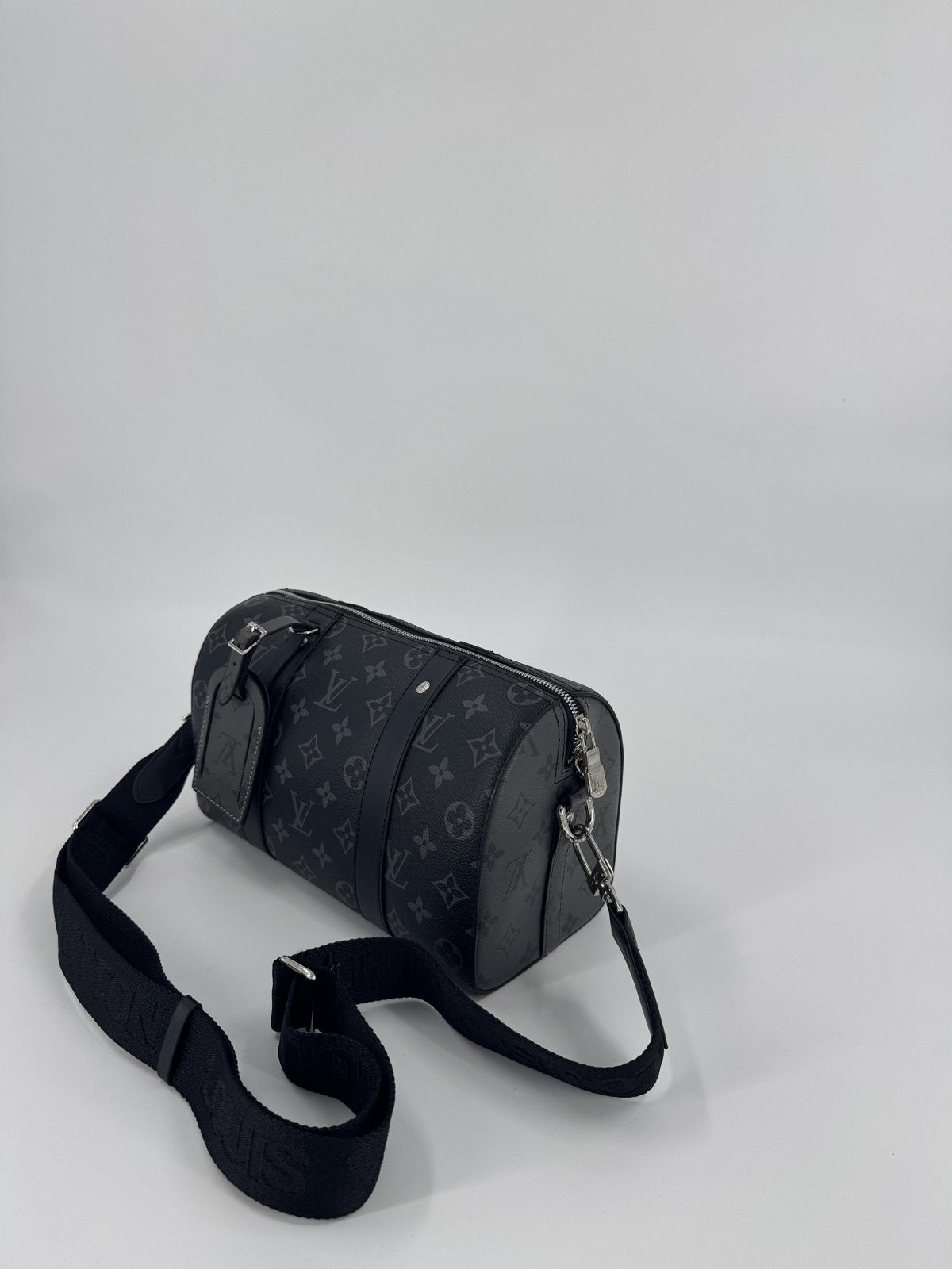 Louis Vuitton Keepall Bandoulière 25 Monogram Eclipse, Sieraden, Tassen en Uiterlijk, Tassen | Reistassen en Weekendtassen, Ophalen