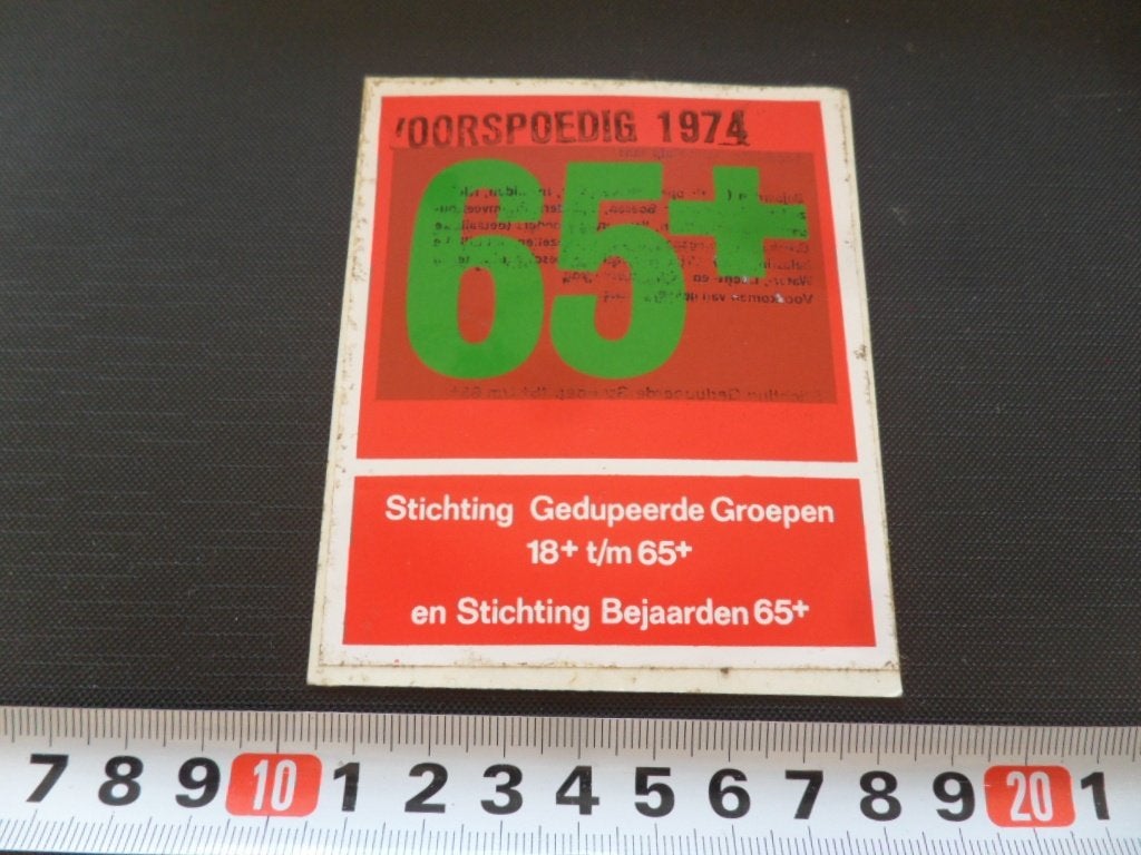 sticker Voorspoedig 1974 65+  Stichting Gedupeerde Groepen, Ophalen, Zo goed als nieuw