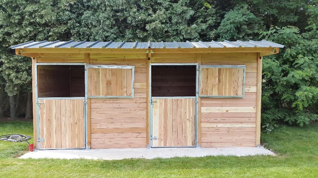 Dubbele Paardenstal (3x3/3x3) volledig in Douglashout ., Weidegang, 2 of 3 paarden of pony's