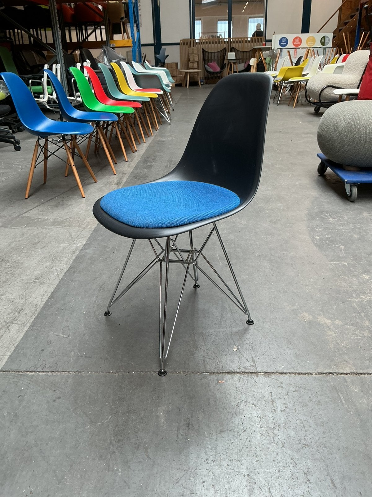 Vitra Eames Plastic Chair DSR | Stoelen | Chroom Frame, Huis en Inrichting, Stoelen, Gebruikt, Stof, -, Zwart