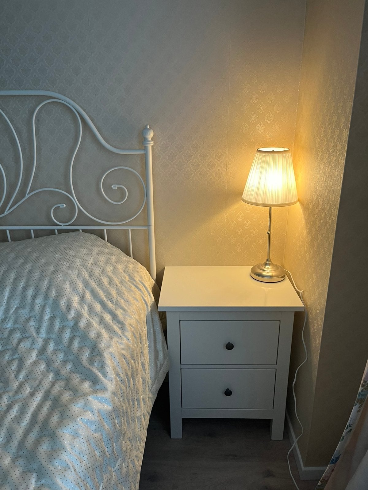 IKEA HEMNES nachtkastje 2 stuks, Huis en Inrichting, Slaapkamer | Nachtkastjes, Ophalen, Zo goed als nieuw, Minder dan 45 cm, 55 tot 70 cm