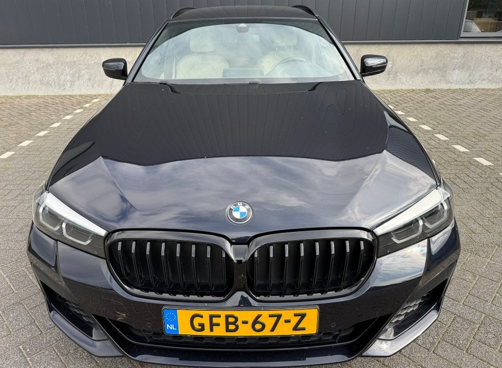 BMW 520i Touring Carbon Black M-sport Facelift 2021 20 inch, Beige, 4 cilinders, 2000 kg, Zwart