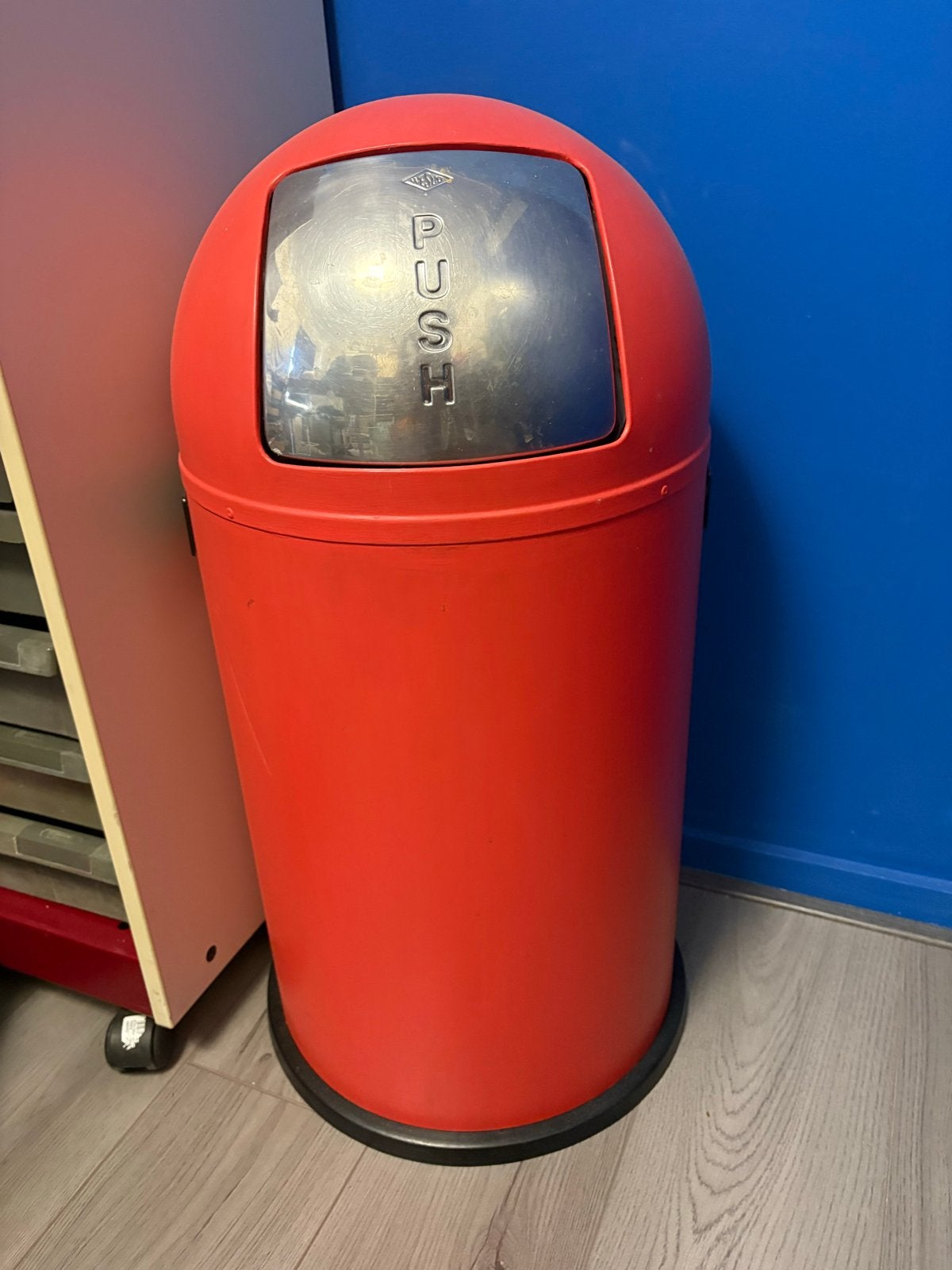 Rode Wesco Pushboy prullenbak - Gebruikt, Gebruikt, 40 liter of meer, Ophalen of Verzenden, 75 – 100