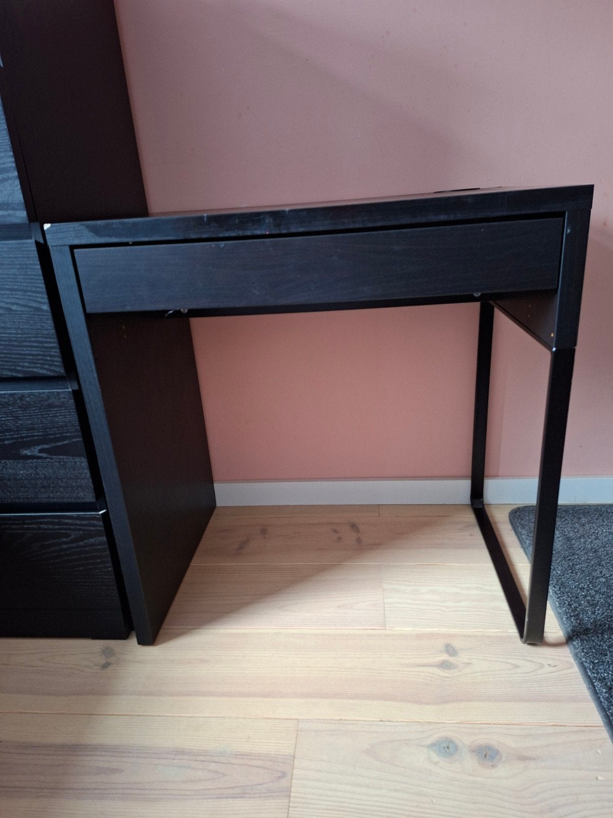 Donkerbruin ikea bureau met lade en kabeldoorvoer, Huis en Inrichting, Ophalen, Gebruikt, Spaanplaat of MDF, Kabelgoot