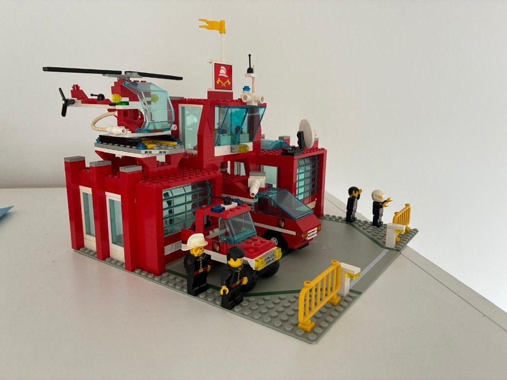 compleet lego 6389:brandweerkazerne voertuigen helicopter, Kinderen en Baby's, Speelgoed | Duplo en Lego, Lego, Ophalen of Verzenden