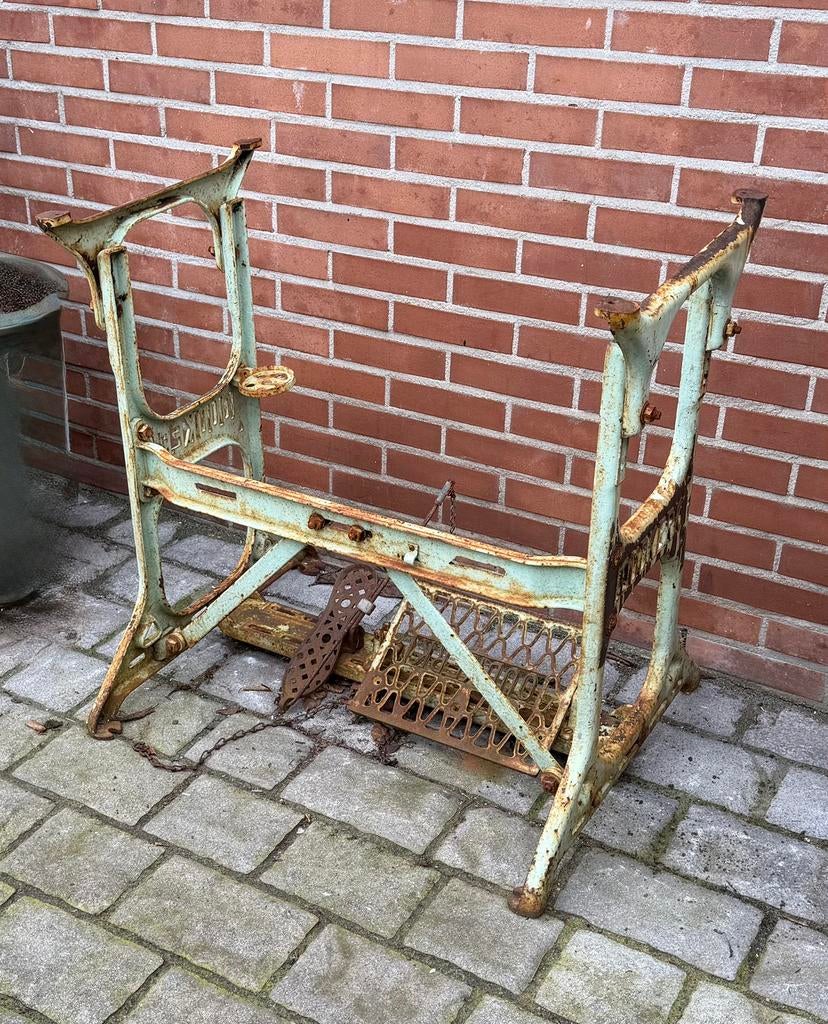 Oud naaimachine onderstel “oudkerk”, Ophalen