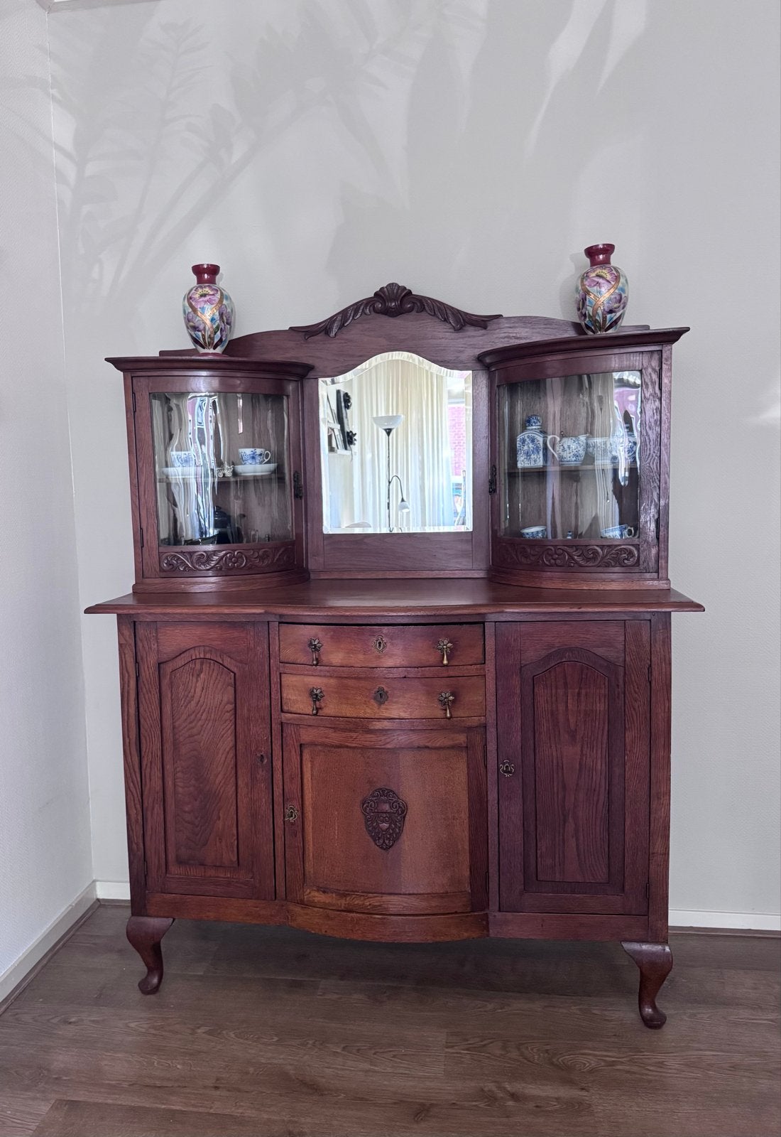 Antiek dressoir met spiegel en vitrinekasten - Eikenhout