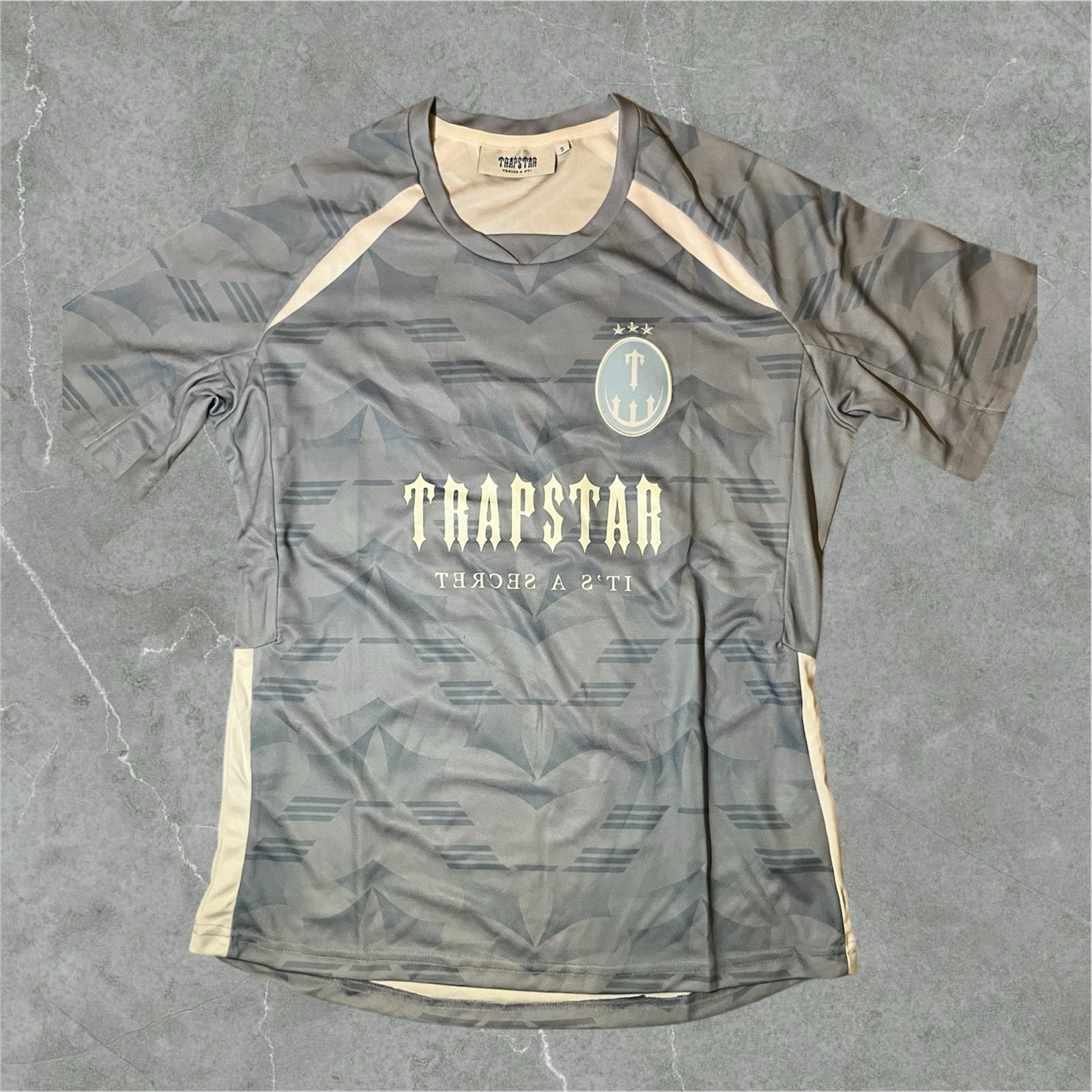 Trapstar voetbalshirt grijs/crème - Maat L, Kleding | Heren, Ophalen of Verzenden, Zo goed als nieuw, Maat 52/54 (L), Grijs