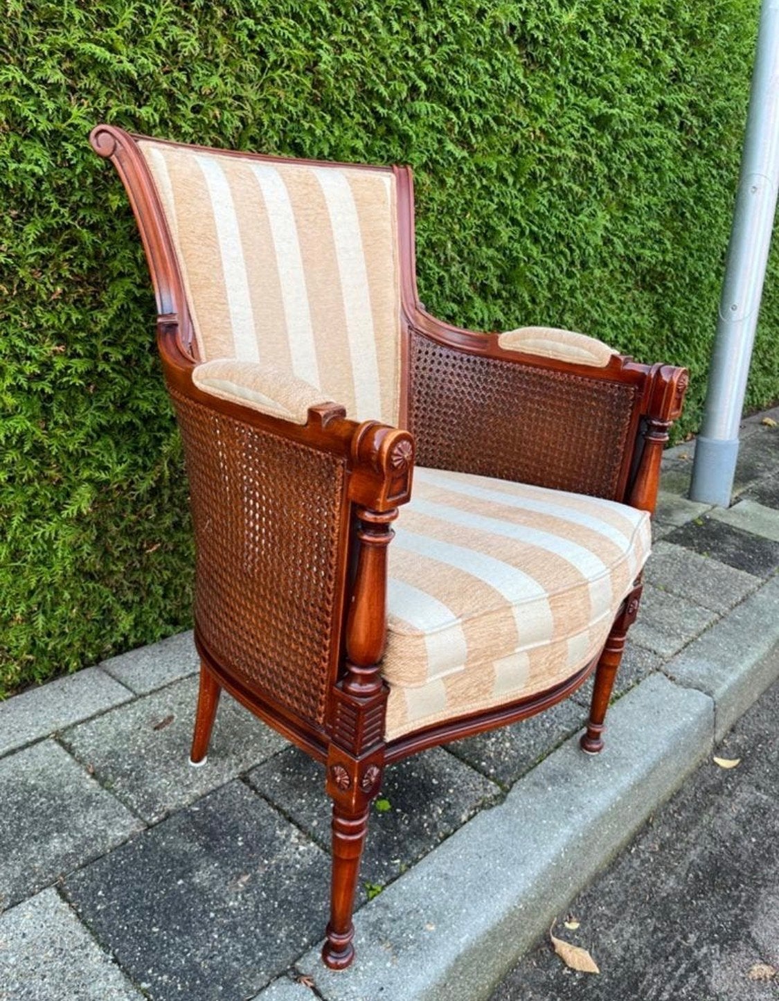 Louis XVI Fauteuil met Riet en Gestreepte Bekleding, Huis en Inrichting, Fauteuils, Ophalen, Minder dan 75 cm, Zo goed als nieuw