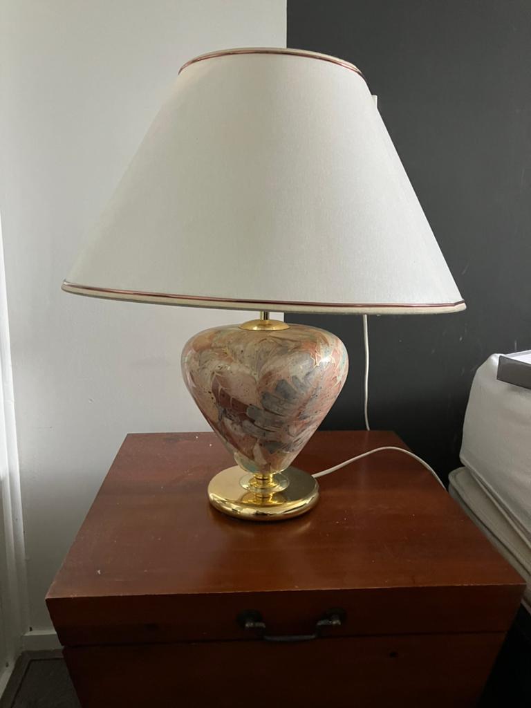 Vintage tafellamp met marmerlook en gouden accenten, Ophalen, Gebruikt, Metaal, 50 tot 75 cm