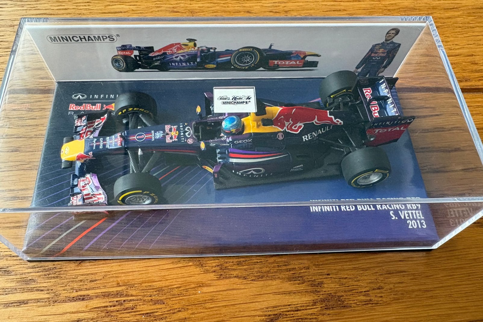 Sebastian Vettel Infiniti Red Bull RB9 WC 2013 Minichamps, Verzamelen, Automerken, Motoren en Formule 1, Ophalen of Verzenden