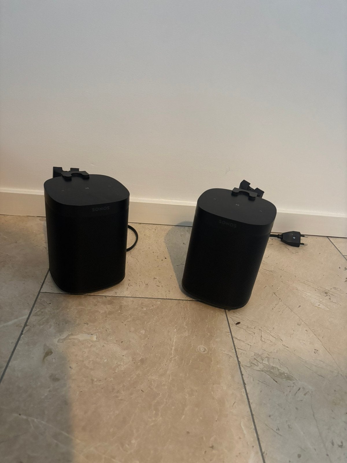 2x Sonos one Zwart + Muurbeugels | Inclusief Garantie, Ophalen of Verzenden, Zo goed als nieuw, Minder dan 60 watt, Sonos
