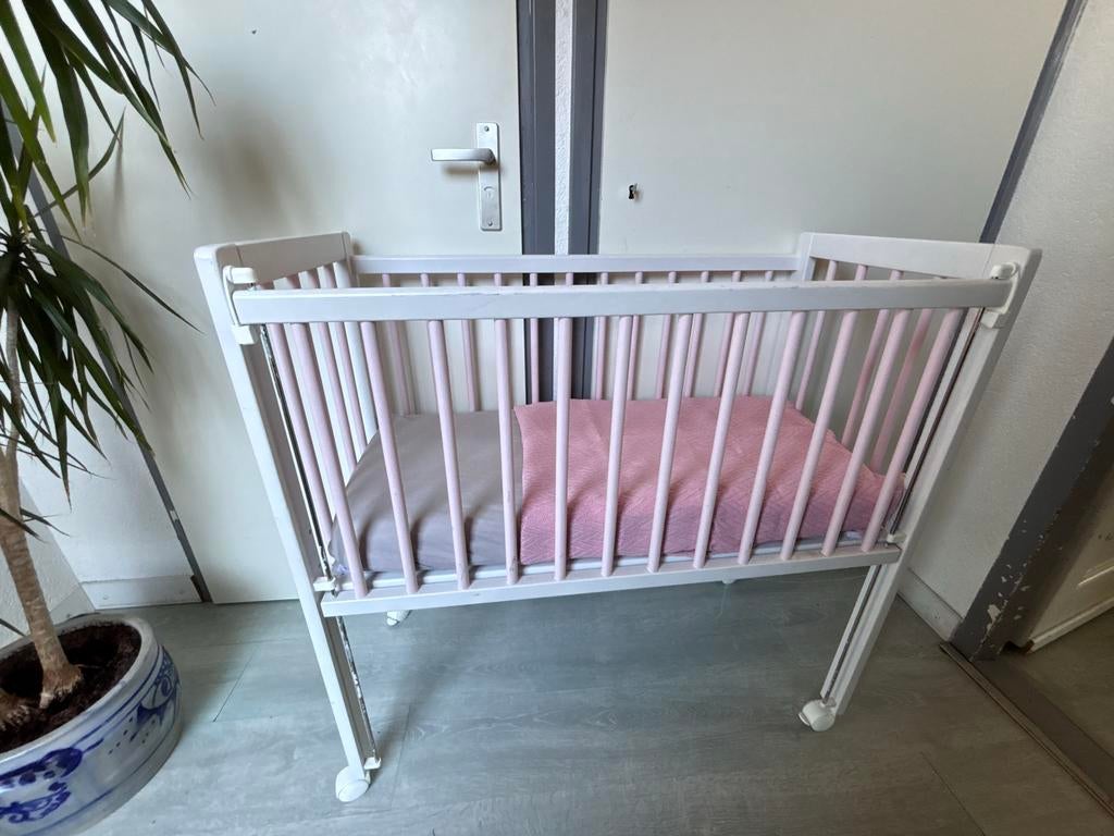 Babybedje / Co-sleeper - Wit met roze spijlen, Ophalen, Zo goed als nieuw, Wieg