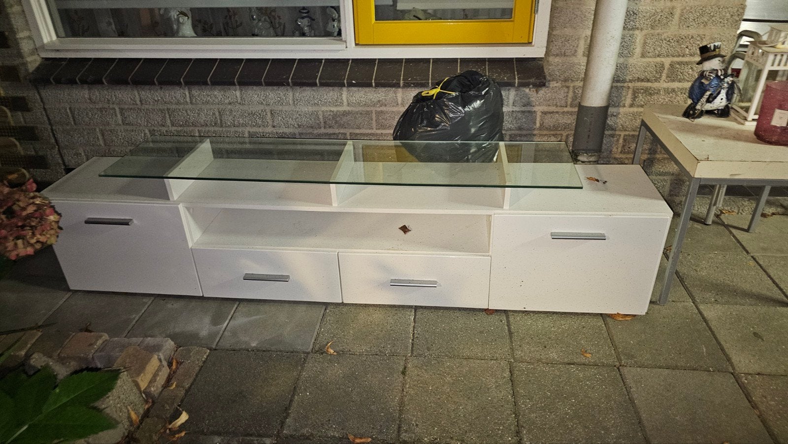 Moderne witte tv-meubel met glazen blad, Ophalen, Gebruikt, 150 tot 200 cm, 25 tot 50 cm