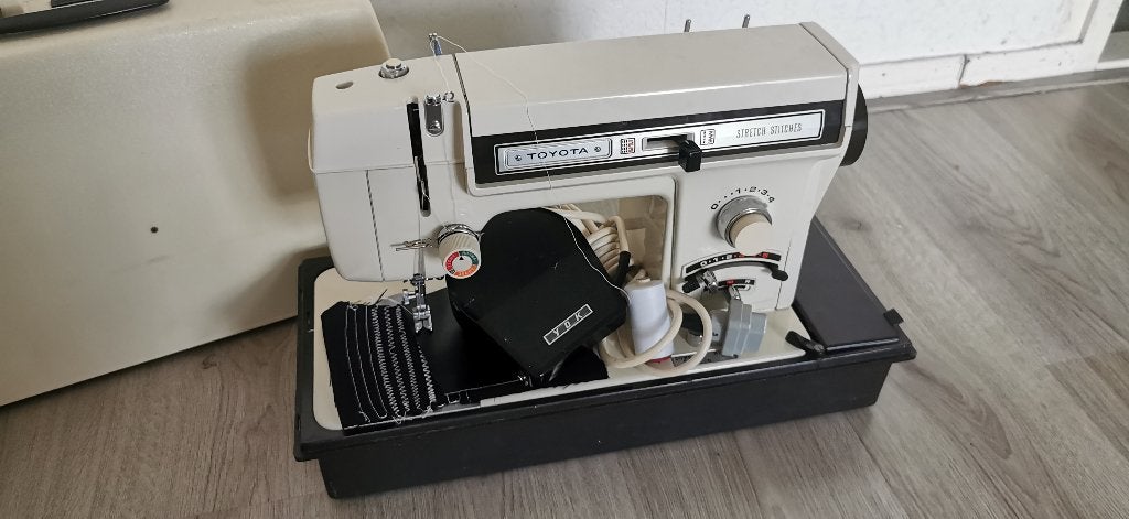 Naaimachine TOYOTA 444 Made in Japan, Hobby en Vrije tijd, Naaimachines en Toebehoren, Ophalen of Verzenden, Zo goed als nieuw