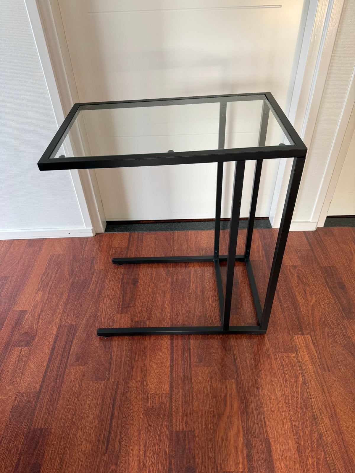 IKEA VITTSJÖ Bijzettafel – Zwart metaal & Glas zgan, Ophalen, 55 tot 75 cm, Modern, 60 cm of meer