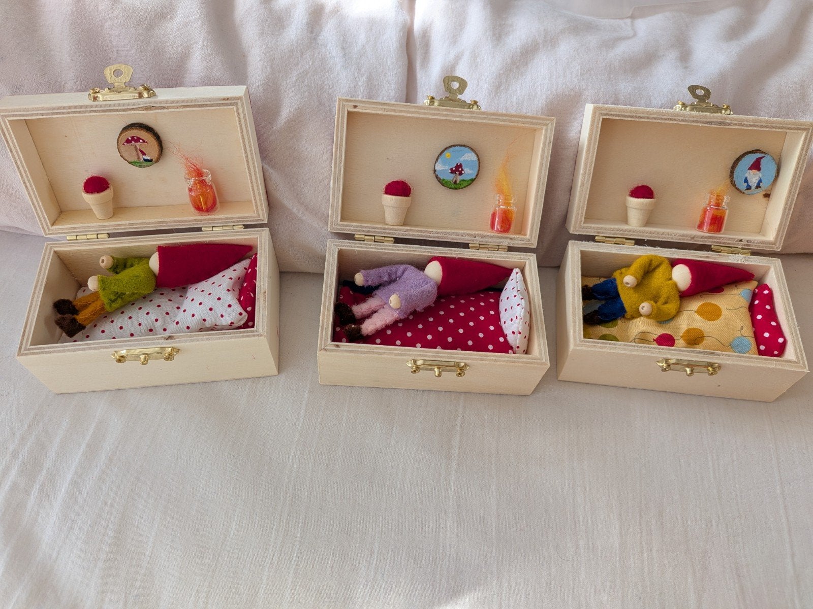 Speel kabouter doosjes - Houten doosje met bedje en kabouter, Hobby en Vrije tijd, Ophalen of Verzenden