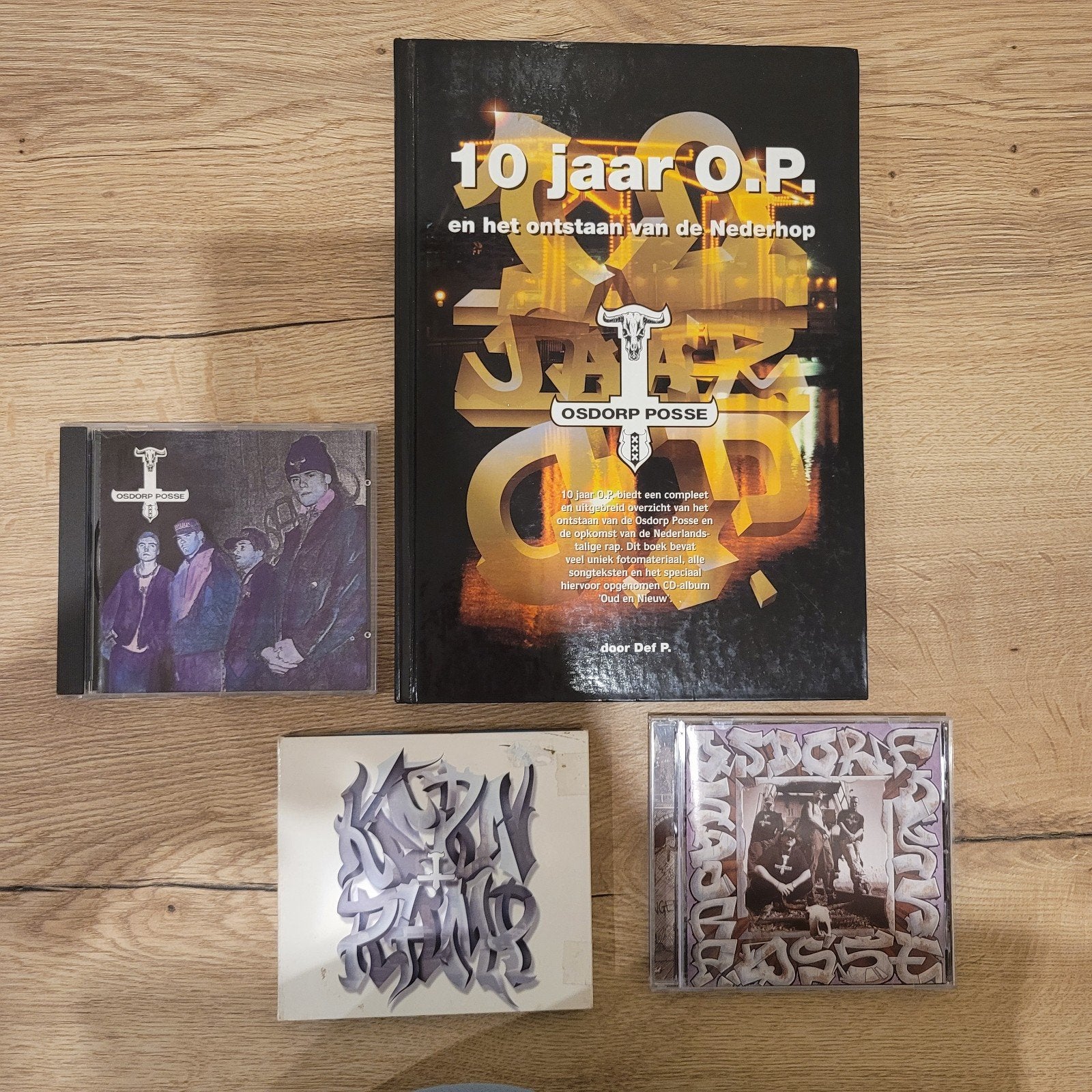 Osdorp Posse: Boek "10 jaar O.P." + 3 exclusieve CD's, Ophalen, Zo goed als nieuw, Overige typen, Inclusief boekje