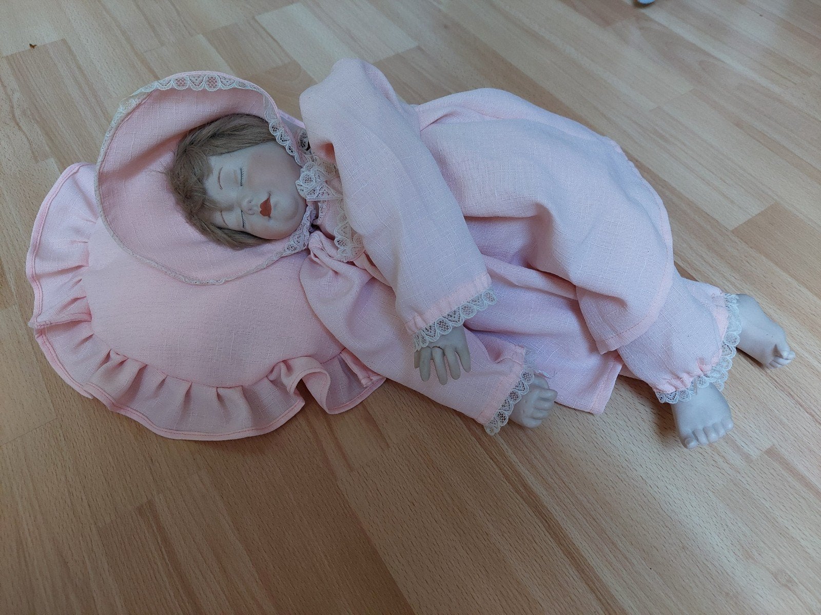 Slapende porseleinen babypop in roze outfit, Ophalen of Verzenden, Gebruikt, Babypop