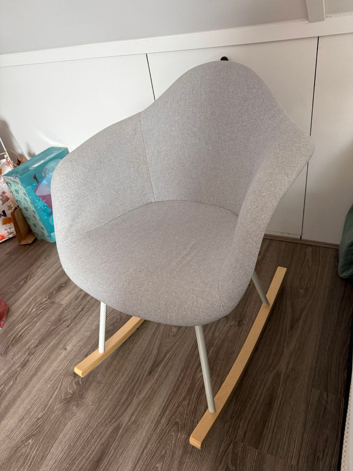 Lichtgrijze schommelstoel voor babykamer, Huis en Inrichting, Stoelen, Modern, Scandinavisch, Ophalen of Verzenden, Zo goed als nieuw