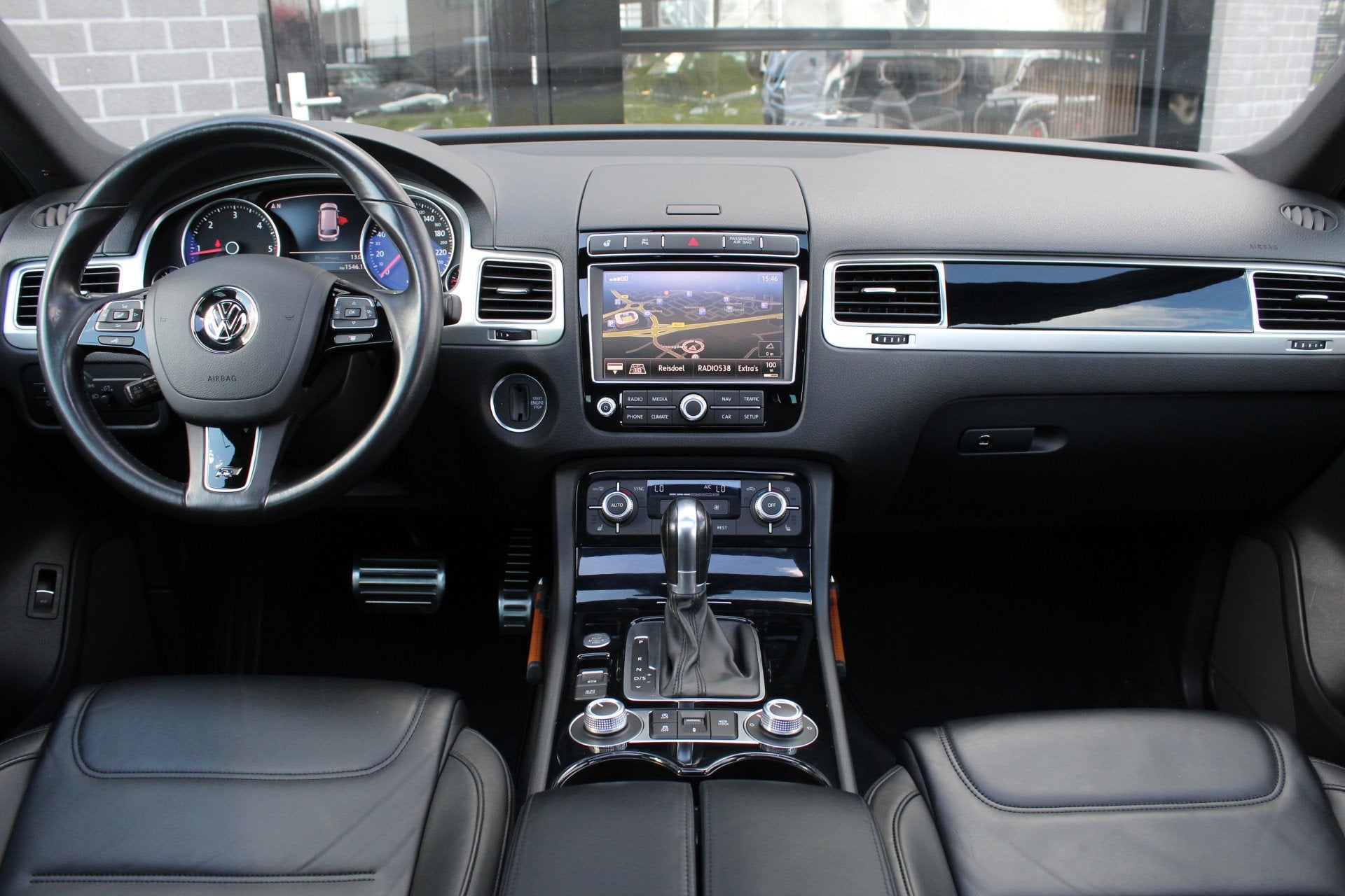 Volkswagen Touareg 3.0 TDI R-line / Panoramadak / Keyless /, Auto's, Automaat, Dealer onderhouden, 15 km/l, Gebruikt