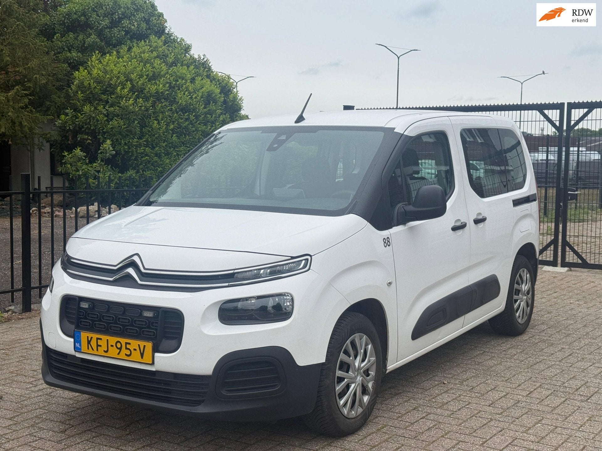 Citroen Berlingo XL 1.2 PureTech Live Lane Assist Carplay Na, Voorwielaandrijving, Gebruikt, 1199 cc, Handgeschakeld