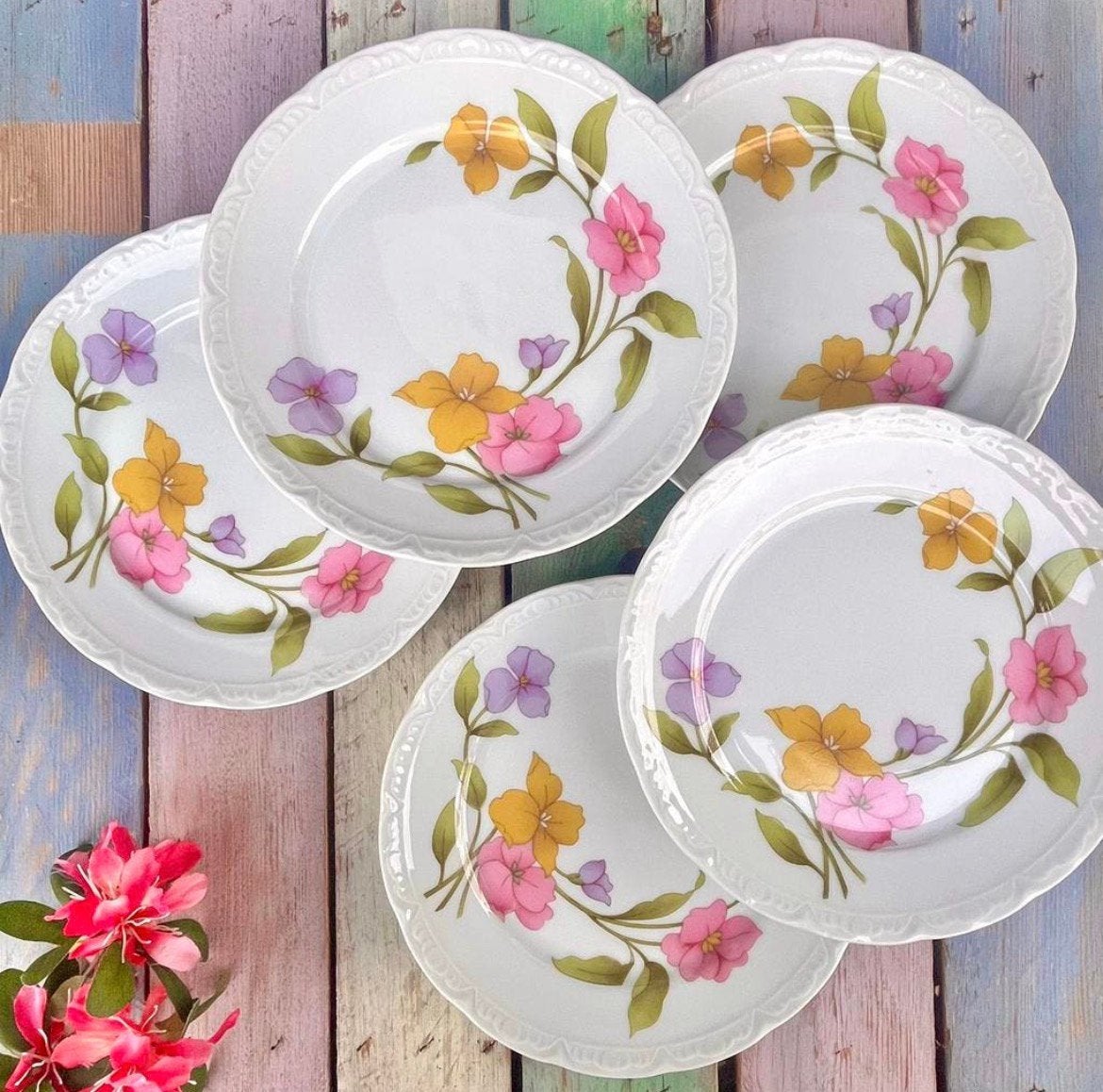 Ontbijtbordjes met pastel bloemen porselein bordjes bloemen, Gebruikt, Overige merken, Ophalen of Verzenden, Bord(en)