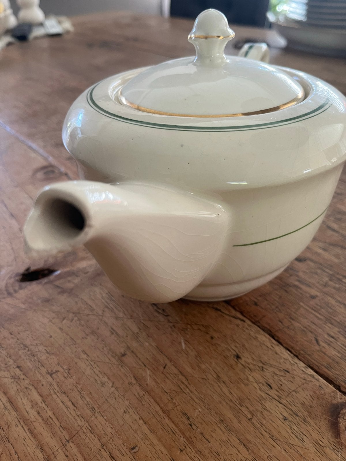 Antieke theepot met gouden en groene accenten, Ophalen