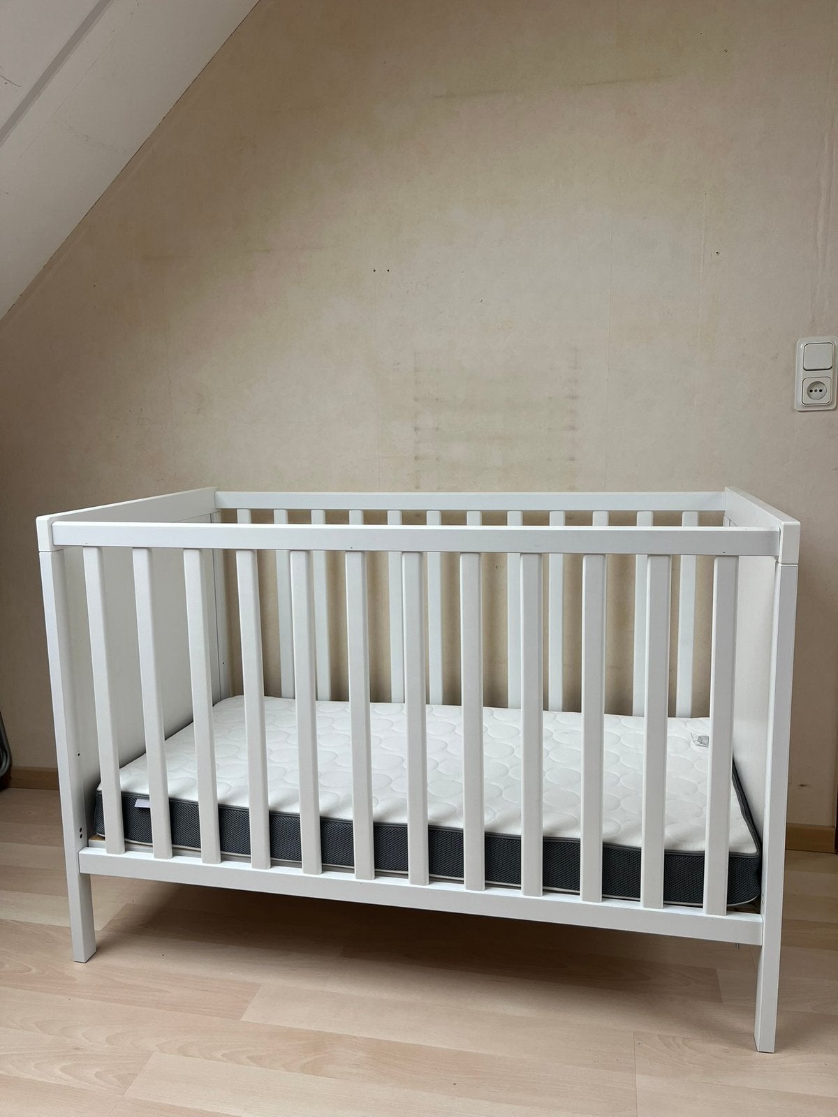 Baby / peuter bedje met verstelbare bodem met veel extra’s, Ophalen, Zo goed als nieuw, Jongetje of Meisje