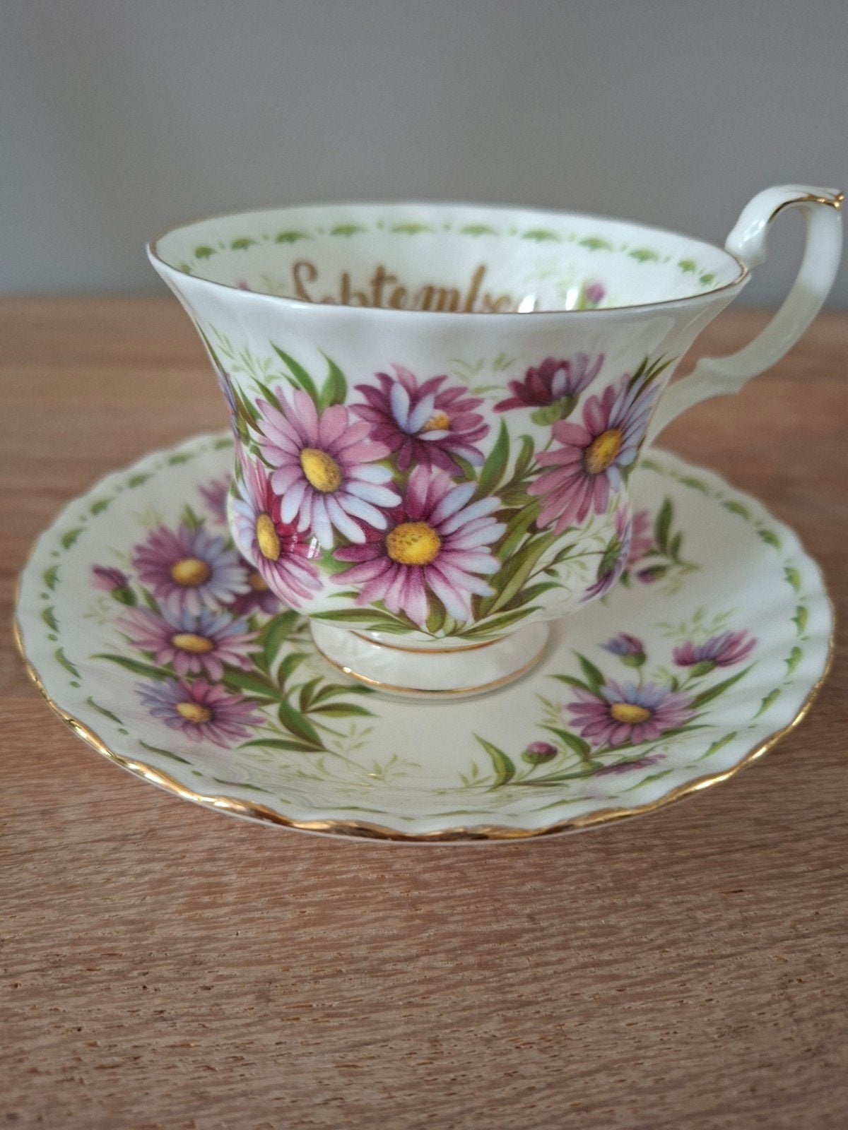 Royal Albert Flower of the Month September, Antiek en Kunst, Antiek | Servies los, Ophalen of Verzenden