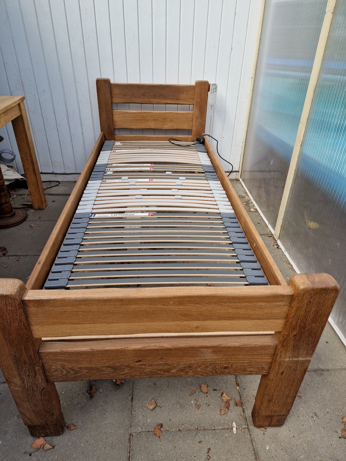 2x Eiken seniorenbed met nachtkastje, Ophalen, Gebruikt, 90 cm, Eenpersoons