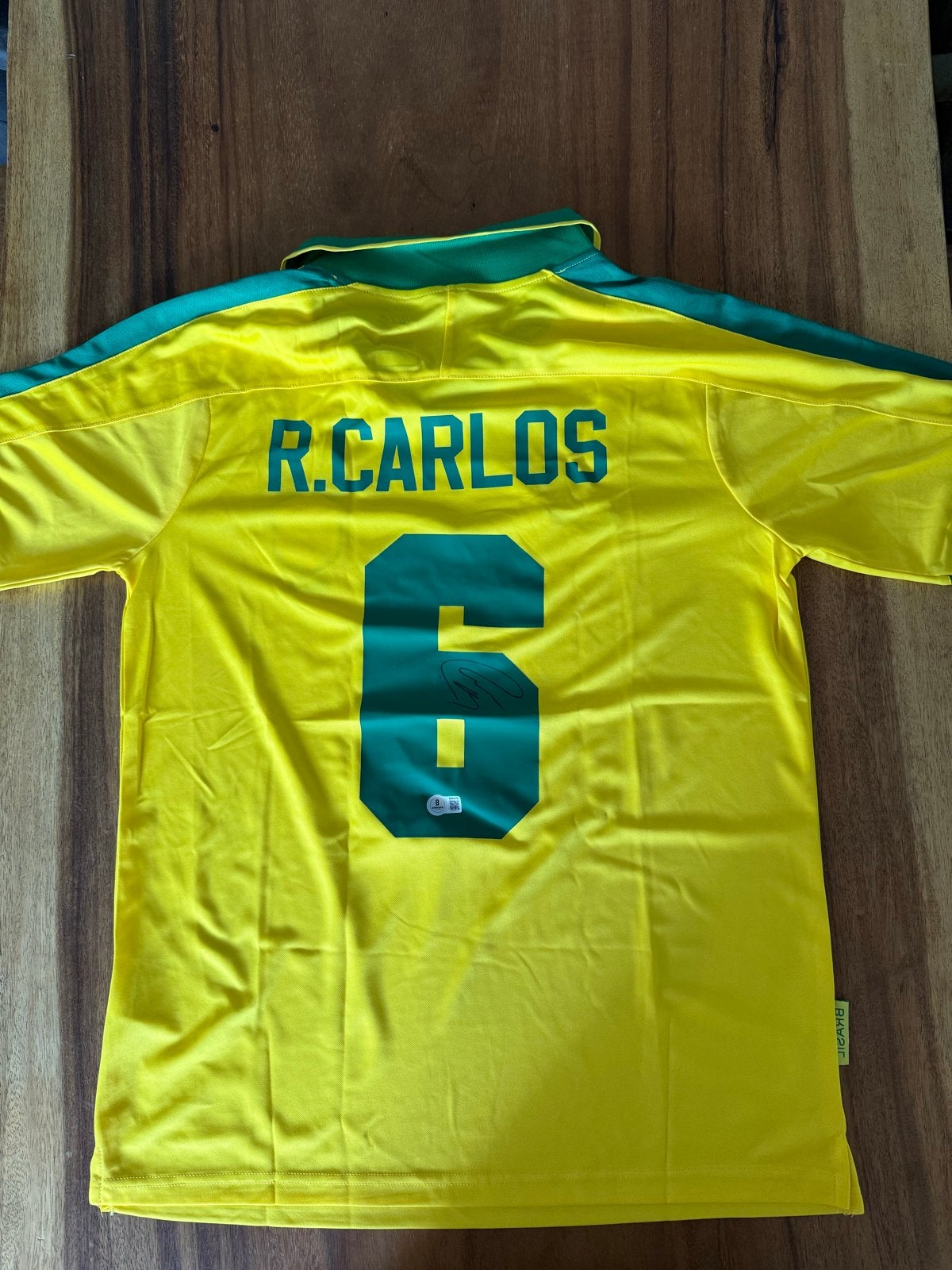 Gesigneerd Roberto Carlos  Brazilië shirt met Beckett, Verzamelen, Ophalen of Verzenden, Nieuw, Buitenlandse clubs, Shirt