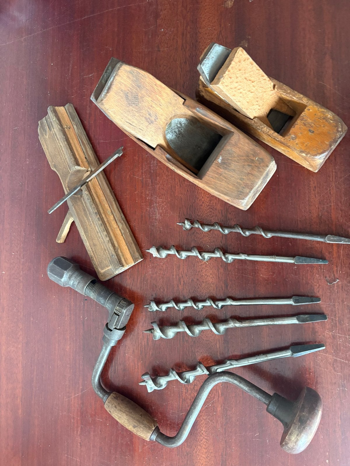 Antieke houtbewerkingsgereedschappen: schaven en boren, Ophalen