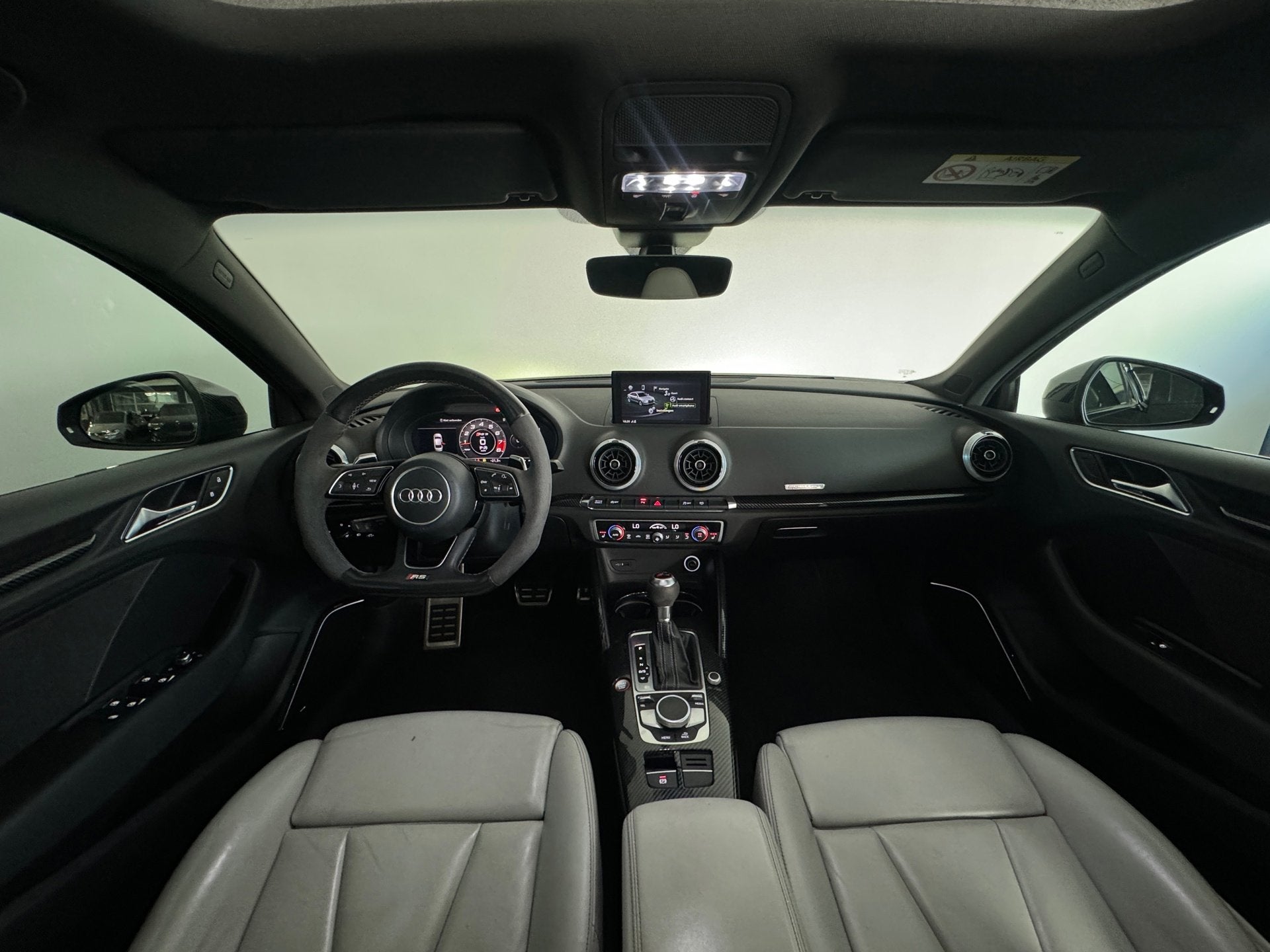 Audi RS3 Limousine 2.5 TFSI quattro Pano|RS Seat|B&O|Carbon, Automaat, Dealer onderhouden, 1490 kg, Gebruikt