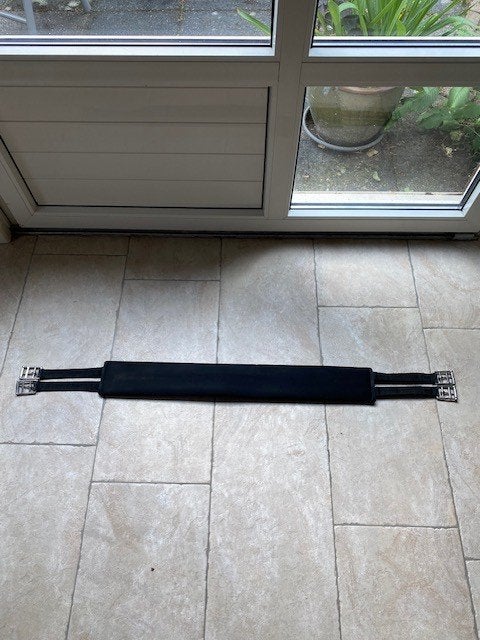 Vrijwel nieuwe zwarte neopreen singel 120 cm, Dieren en Toebehoren, Ophalen of Verzenden, Singel, Overige merken, Zwart
