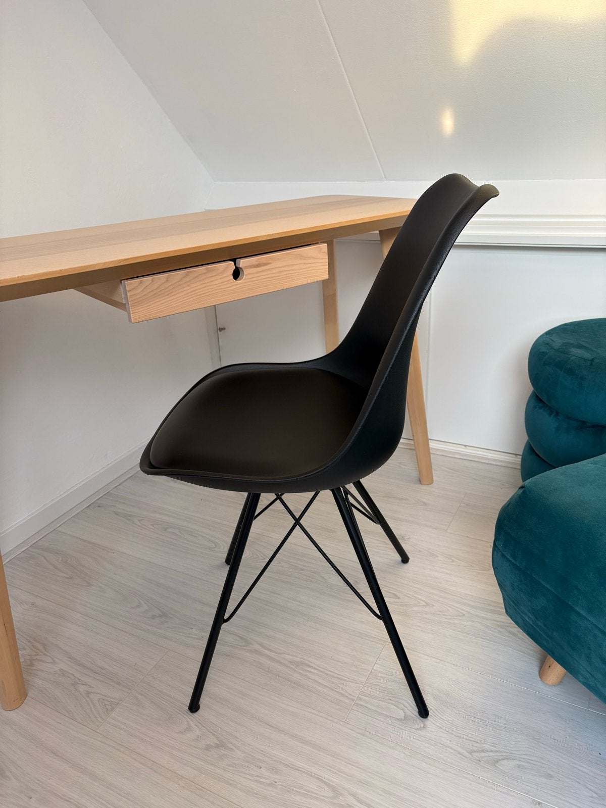Zwarte design stoel met metalen onderstel, Huis en Inrichting, Stoelen, Ophalen, Kunststof, Gebruikt, Zwart
