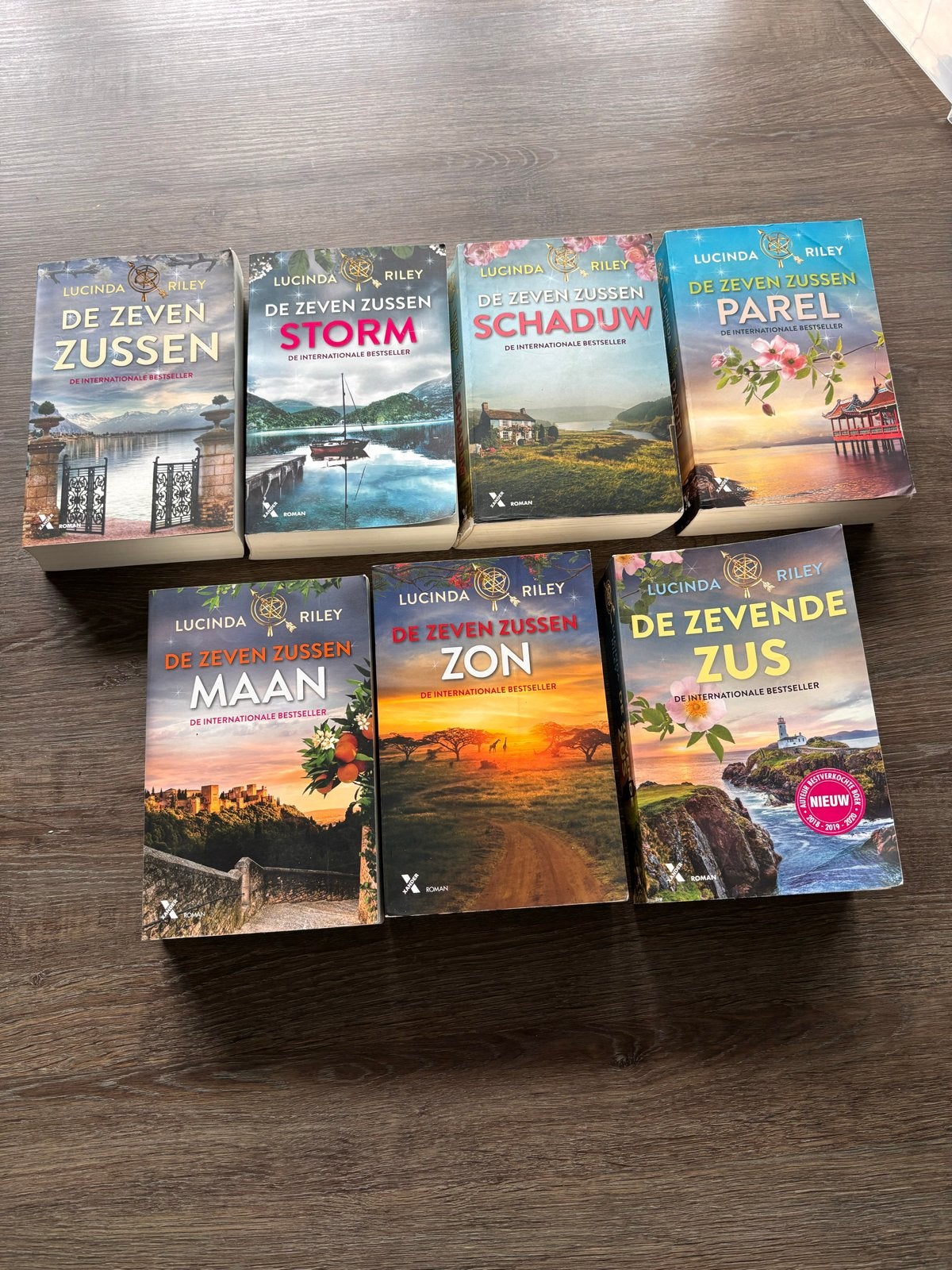 De Zeven Zussen serie - Lucinda Riley (7 boeken), Boeken, Ophalen of Verzenden, Gelezen, Nederland