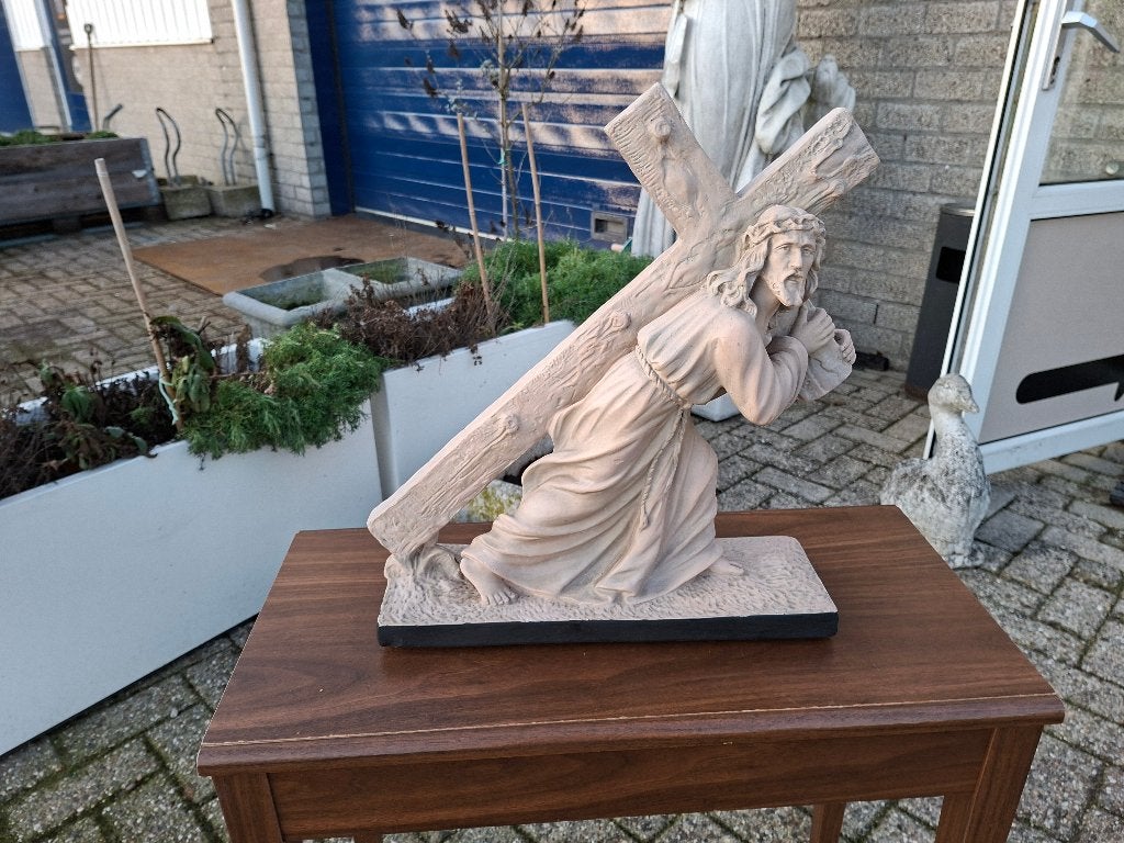 antiek beeld jezus lopend met het kruis op zijn rug, Ophalen of Verzenden