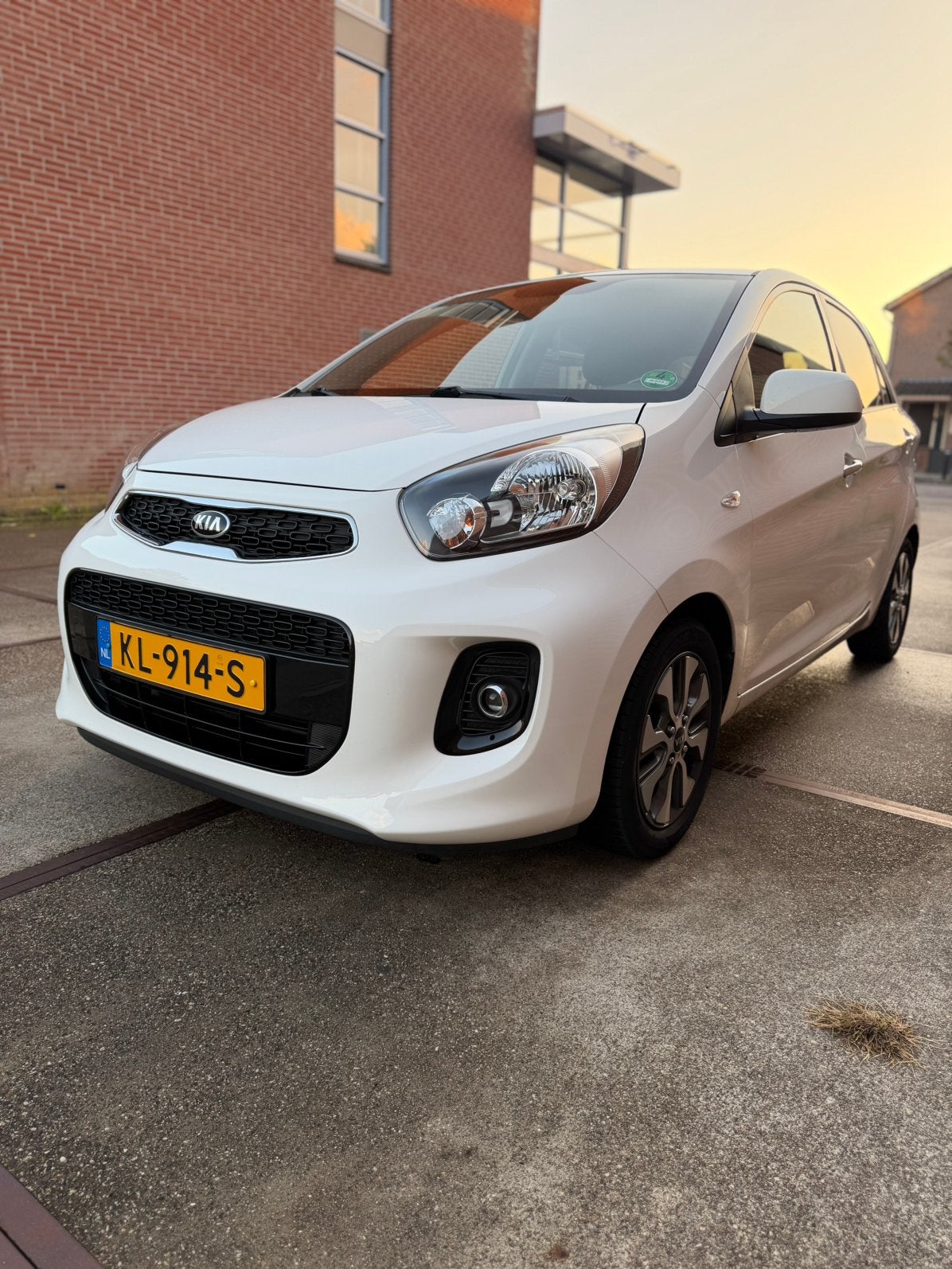 Kia Picanto 2016 | 55.600 km | Camera | Climate controle, Auto's, Stof, Zwart, 4 stoelen, Wit