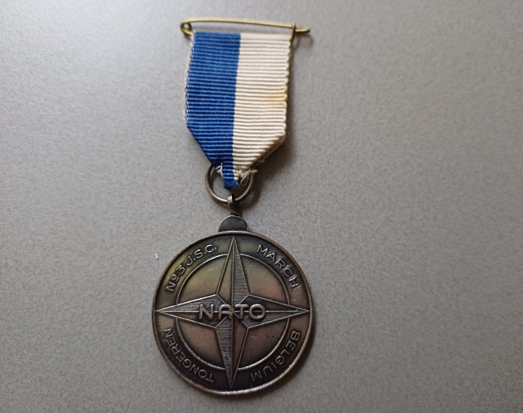 Medaille NATO NAVO Tongeren België No 3 J.S.C. March Wandel, Ophalen of Verzenden, Overige materialen