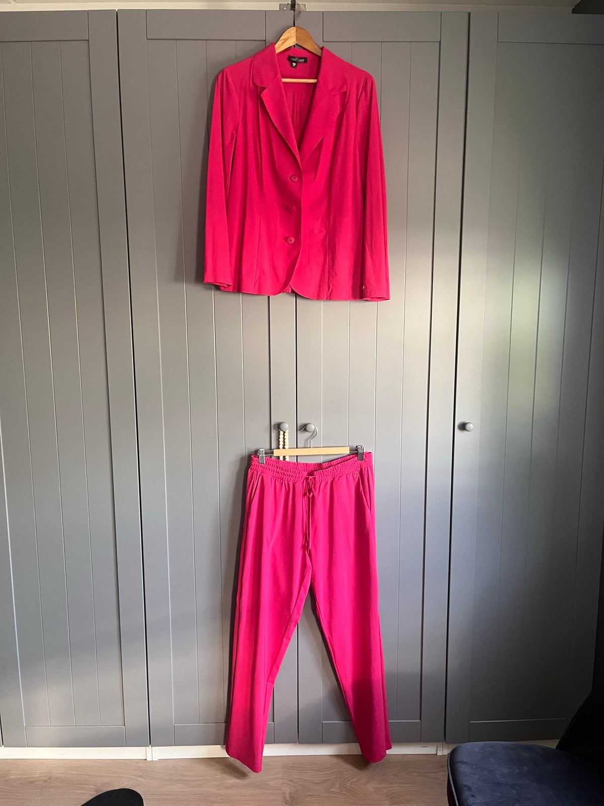 LaDress Valencia pak XL fuchsia - jasje en broek, Kleding | Dames, Jasjes, Kostuums en Pakken, Kostuum of Pak, Maat 42/44 (L)