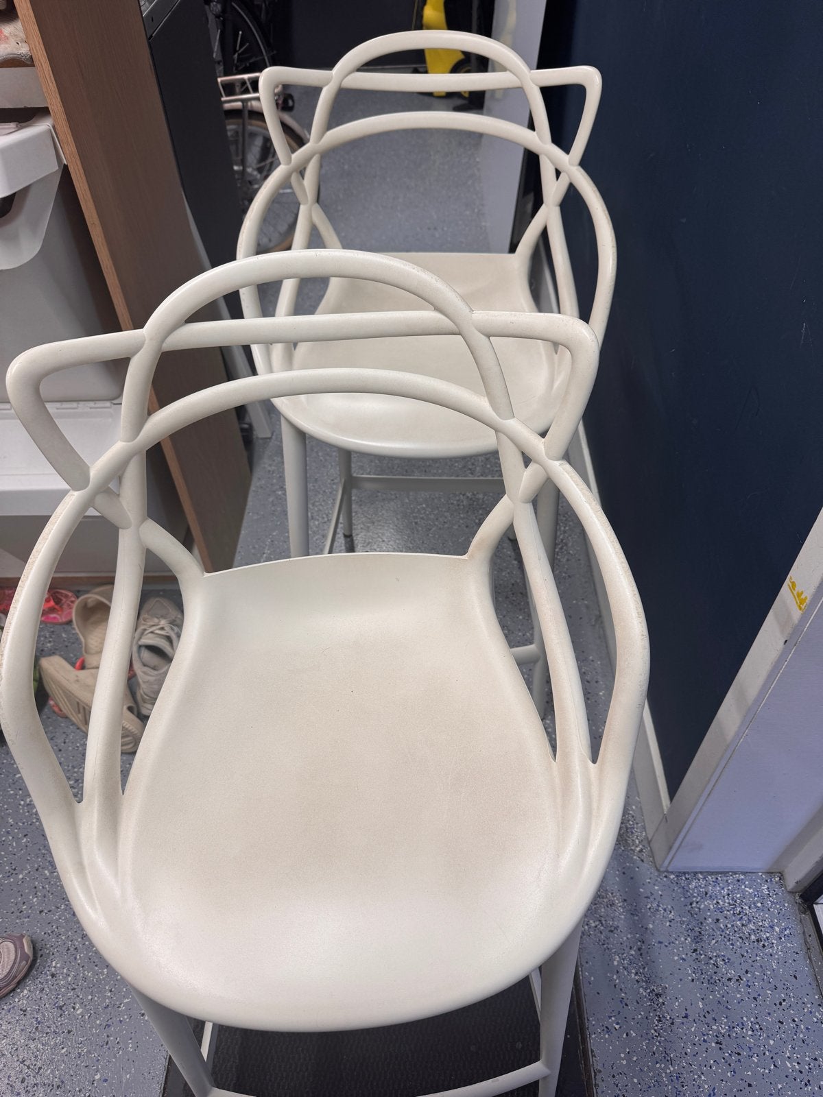 Set van 2 witte barkrukken met uniek design