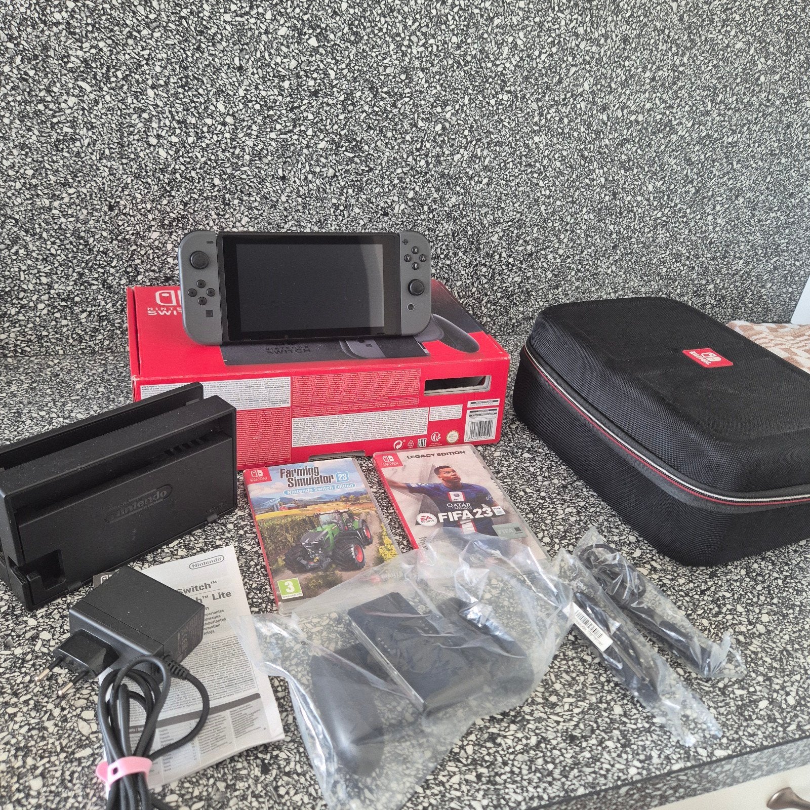 Nintendo Switch met opbergkoffer, doos en 2 spellen, Spelcomputers en Games, Met games, Met 2 controllers, Ophalen of Verzenden