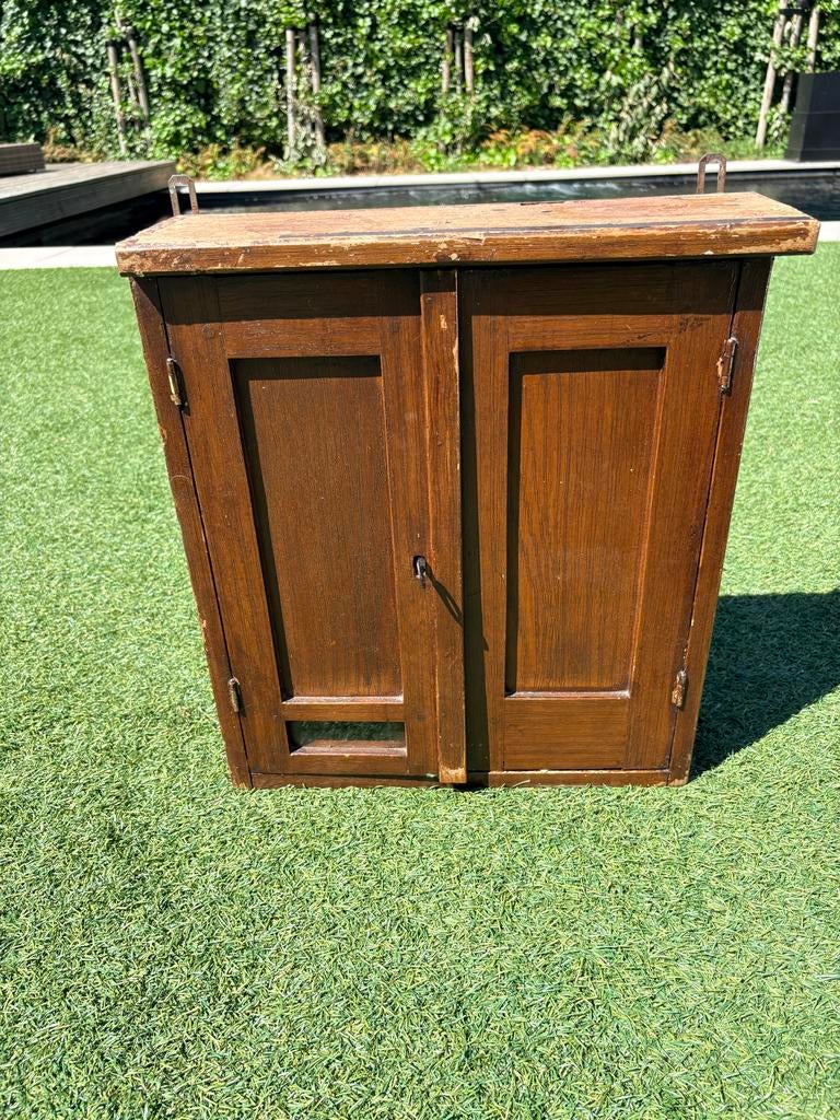 Antieken houten wandkastje met twee deuren, Ophalen of Verzenden